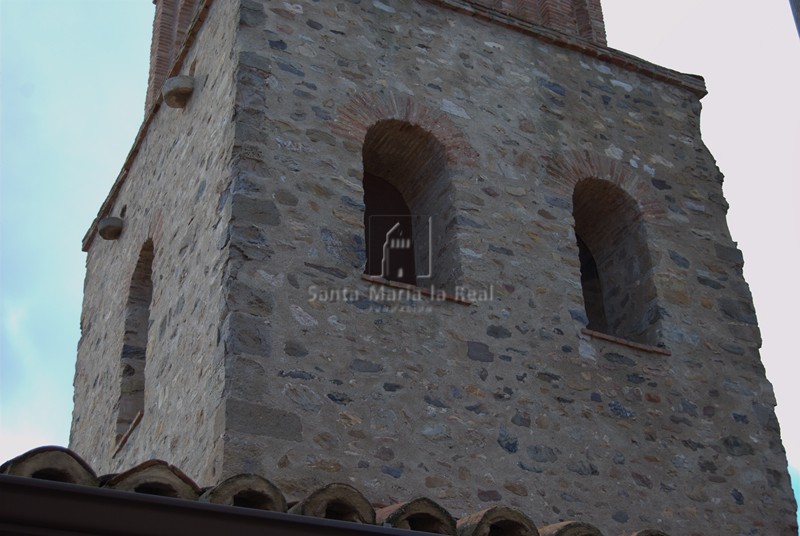 Detalle del primer cuerpo de la torre campanario