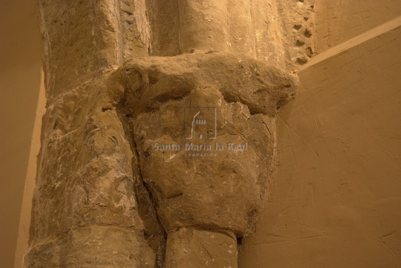 Capitel vegetal de la antigua portada románica