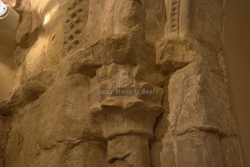 Capitel de la antigua portada románica