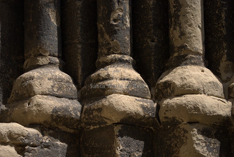 Detalle de las basas de las columnas de la portada sur