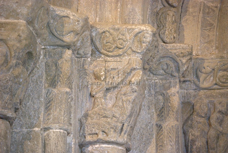 Detalle del capitel del Anuncio a los Pastores, de la portada occidental