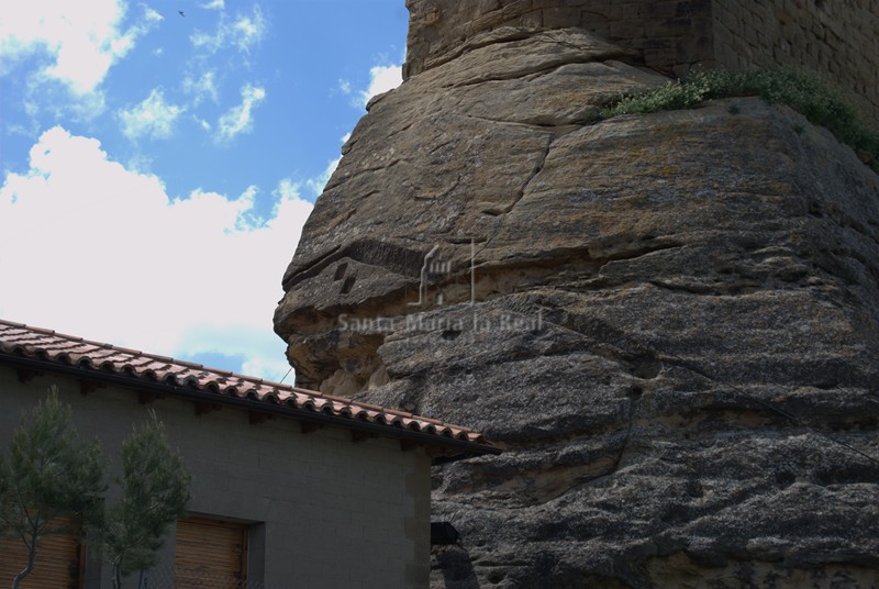 Detalle de la roca sobre la que se asienta el torreón