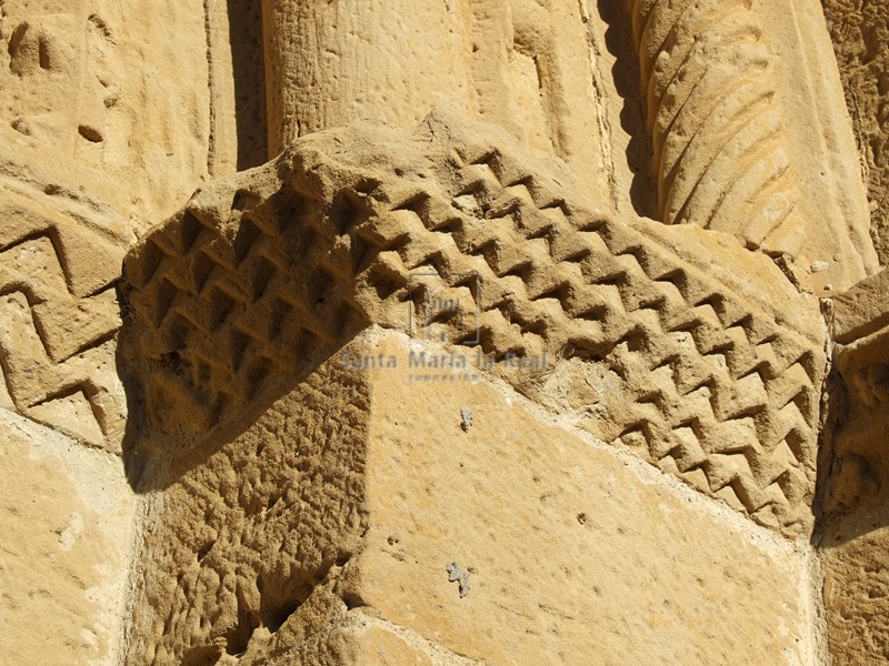 Imposta sobre la que apoyan los arcos de la portada