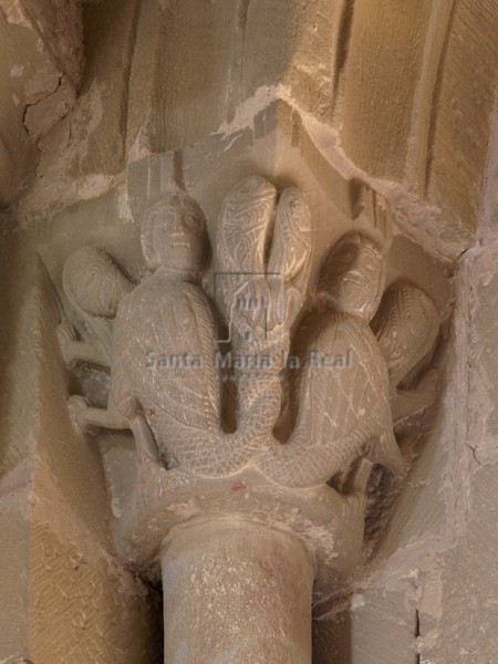 Capitel de las ventanas. Pareja de arpías macho y hembra