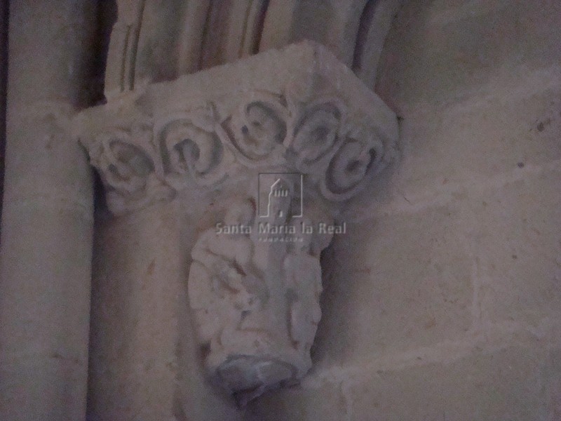 Capitel de la arquería interna en el muro norte. San Pedro tirando de las orejas a Malco y Judas ahorcado