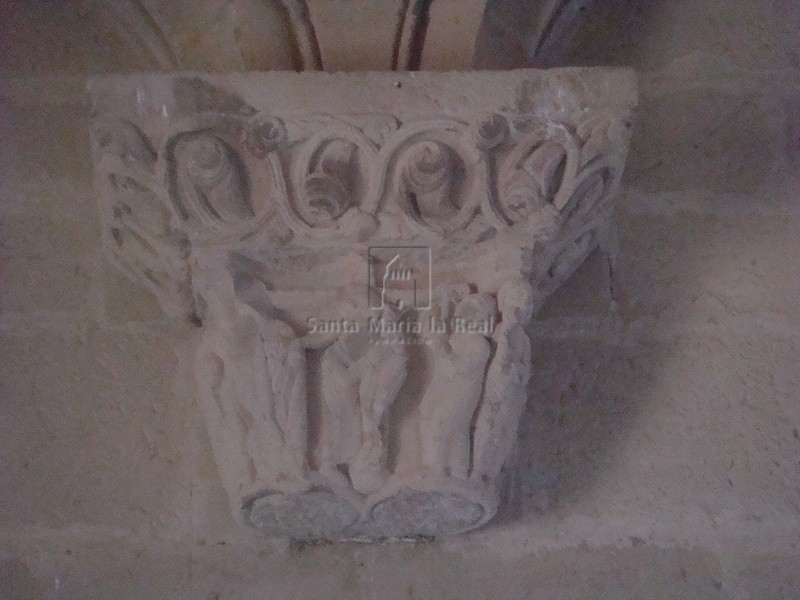 Capitel de la arquería interna en el muro norte. Descendimiento