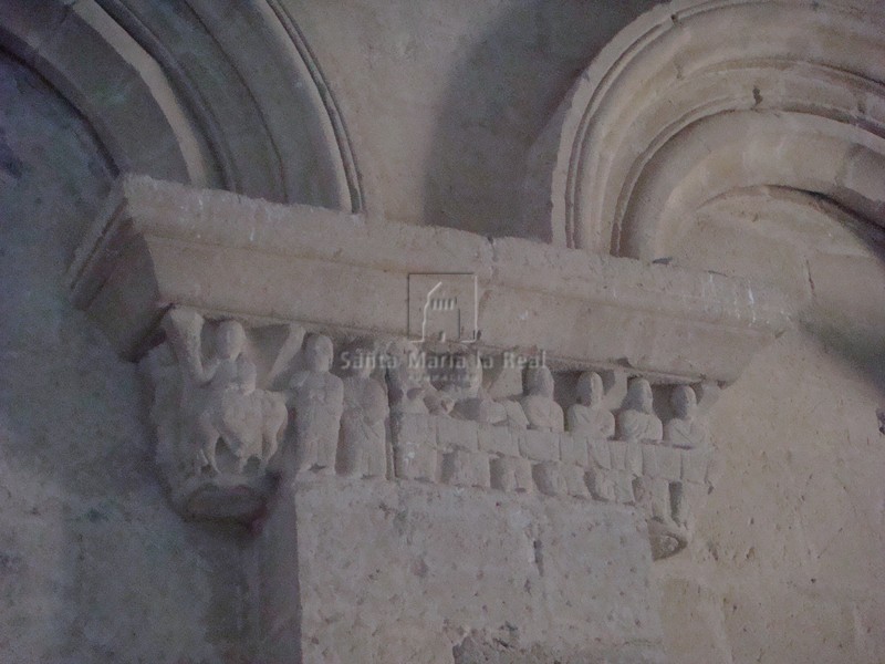 Capitel de la arquería interna en el muro sur. Jesús en la borrica entrando en Jerusalén y la Última Cena