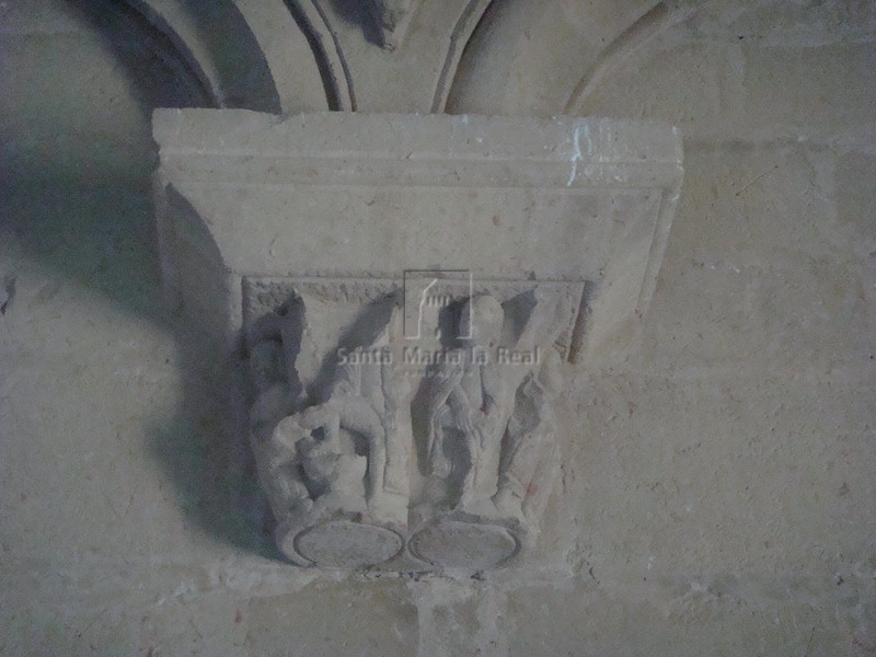 Capitel de la arquería interna en el muro sur. Lavatorio de los pies