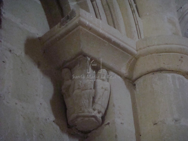 Capitel de la arquería de la cabecera. Epifanía y Rey Mago