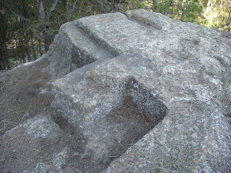 Tumbas antropomorfas excavadas en la roca