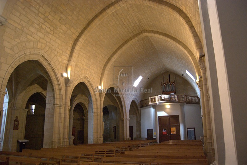 Vista del interior hacia los pies del templo