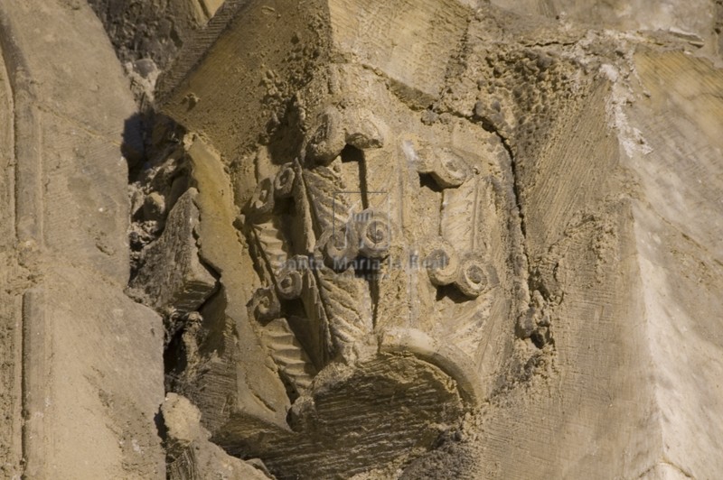 Capitel de la ventana absidial