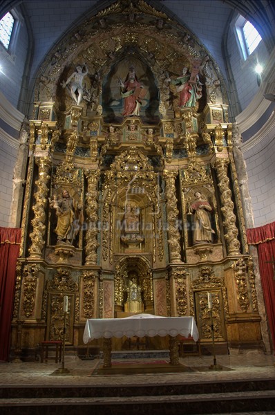 Pilastras del siglo XII que flanquean el retablo mayor barroco