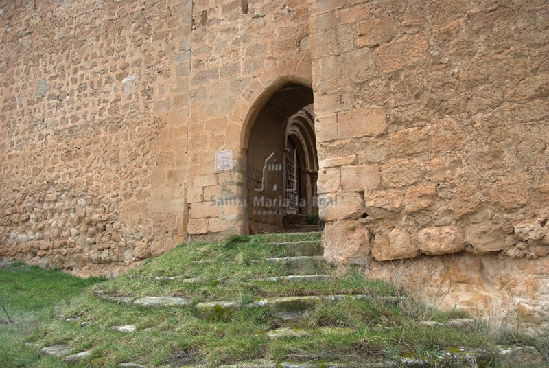 Muro sur y entrada de la torre pórtico adosada posteriormente