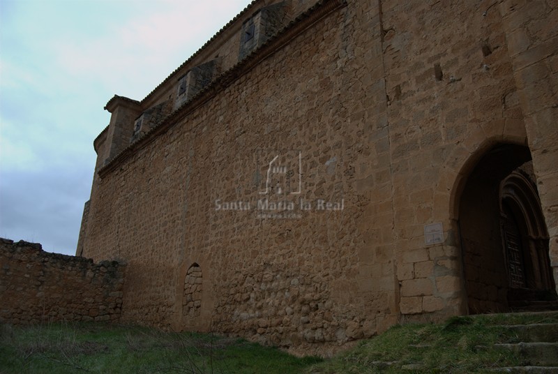 Muro sur y entrada de la torre pórtico adosada posteriormente