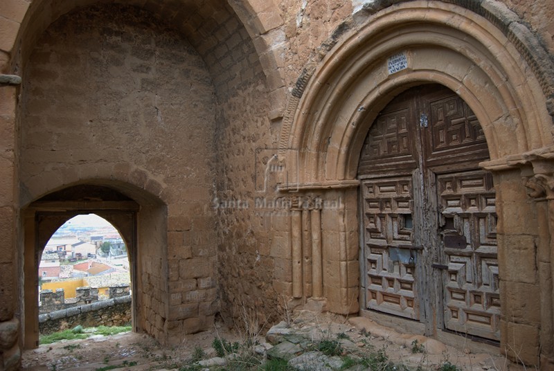 Pórtico y portada de acceso