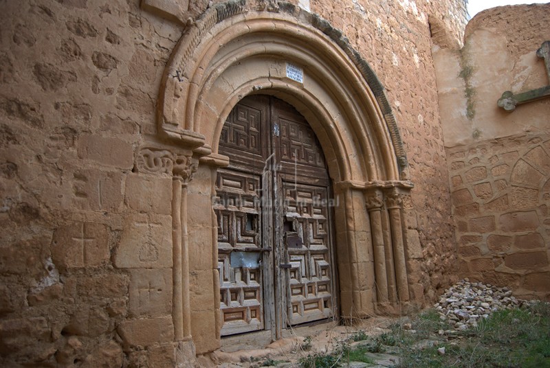 Interior de la torre pórtico y portada de acceso