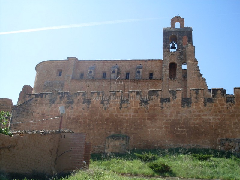 Muralla y muro sur del templo