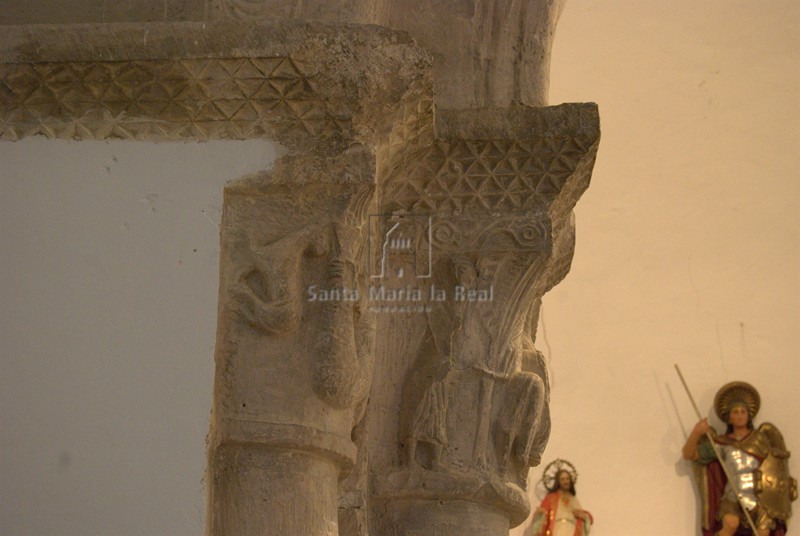 Detalle del grupo de capiteles del lado del evangelio del arco triunfal