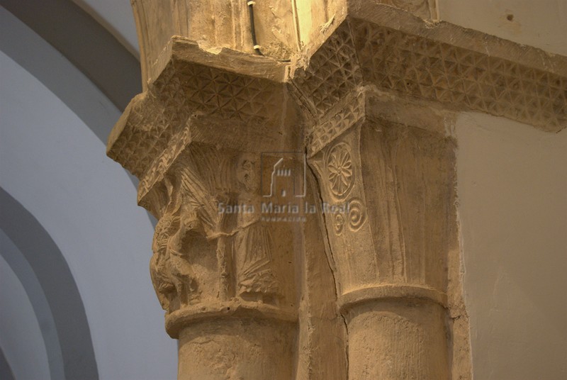 Detalle del grupo de capiteles del lado del evangelio del arco triunfal