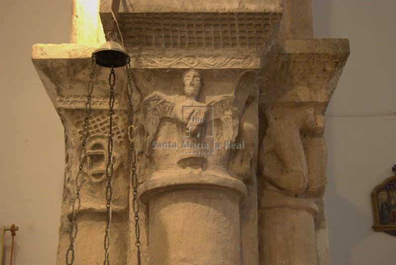 Grupo de capiteles del lado del evangelio del arco triunfal