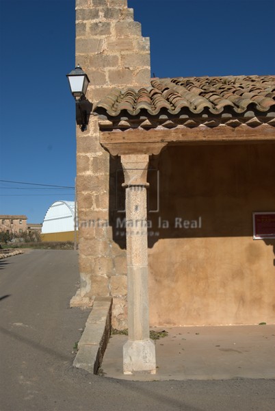 Columna pértrea ochavada del pórtico