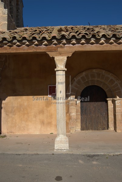 Columna pértrea ochavada del pórtico