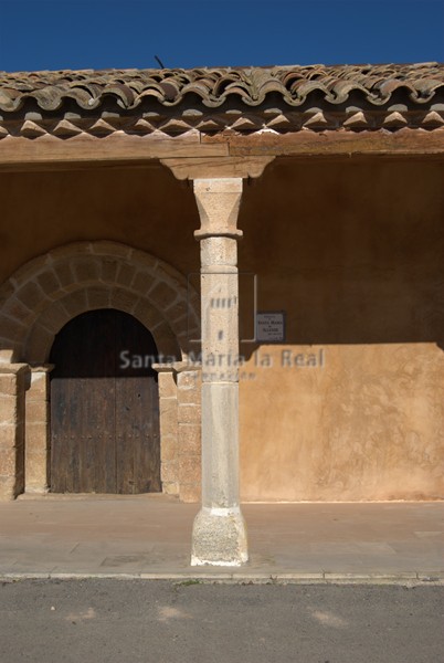 Columna pértrea ochavada del pórtico