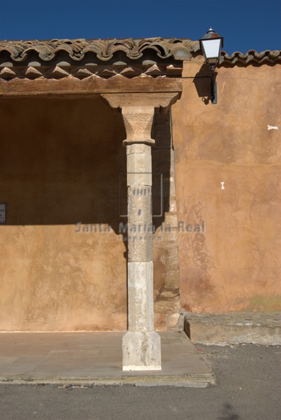 Columna pértrea ochavada del pórtico