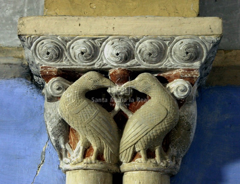 Capitel doble del lado norte del arco triunfal, en la cripta