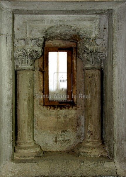 Ventana lateral de la cripta