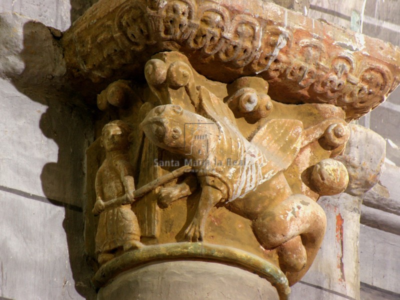 Capitel norte del arco triunfal, en la iglesia alta
