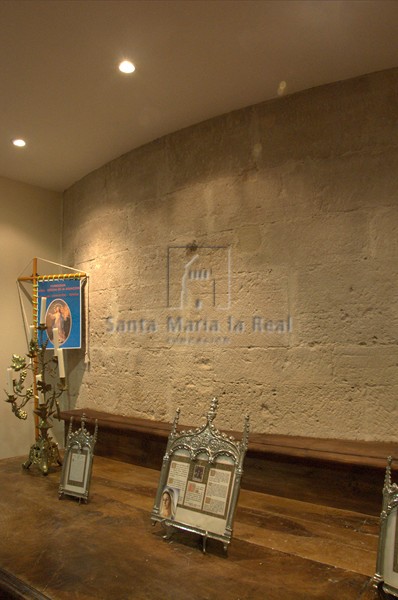 Vista de un fragmento del muro del ábside en la actual sacristía