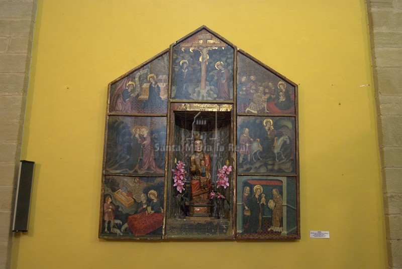 Retablo gótico con talla de la Virgen de la Pardina románica
