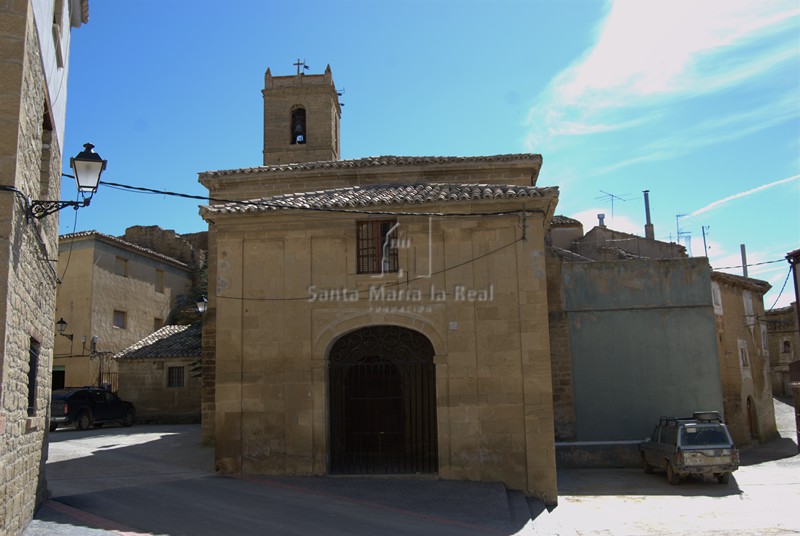 Atrio que cobija el acceso a la iglesia