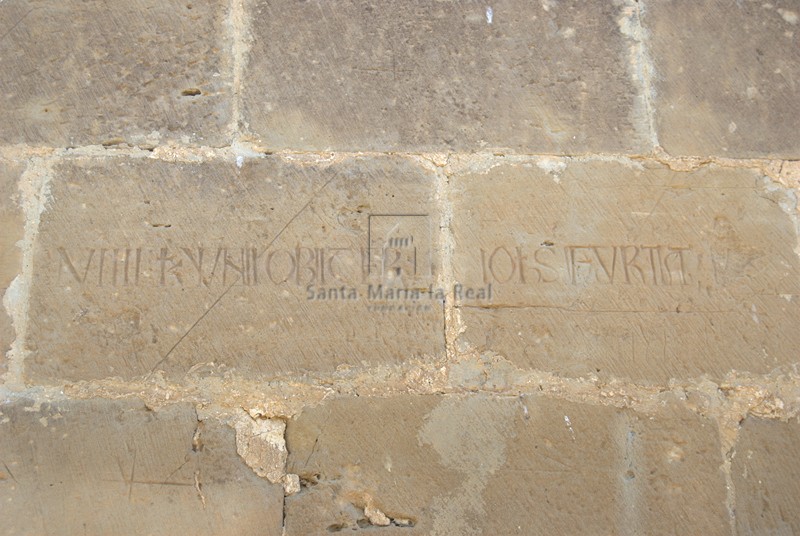 Inscripción funeraria en el muro sur