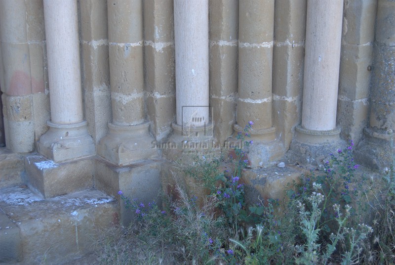 Basas de las columnas de la portada