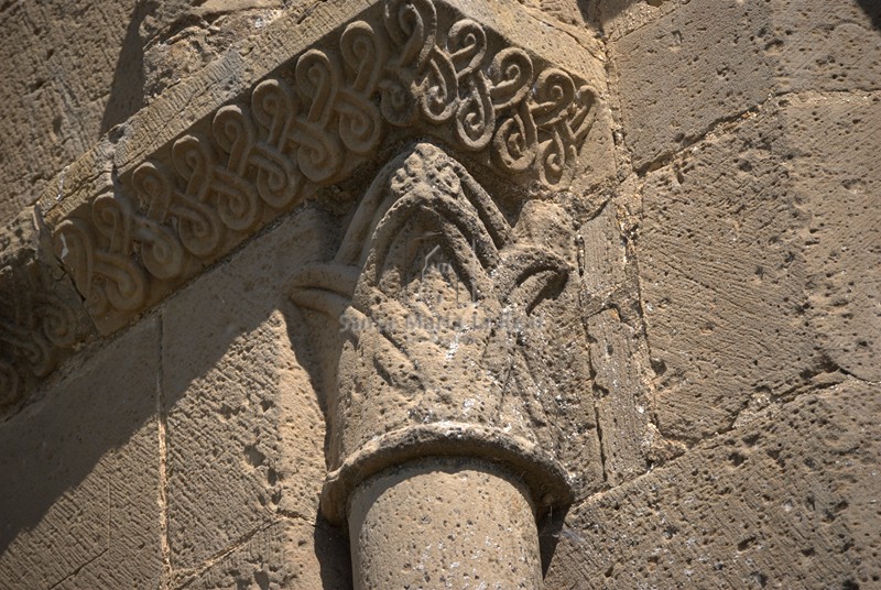 Capitel de una columnilla de uno de los vanos del ábside