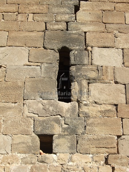 Detalle de un de los vanos del muro sur