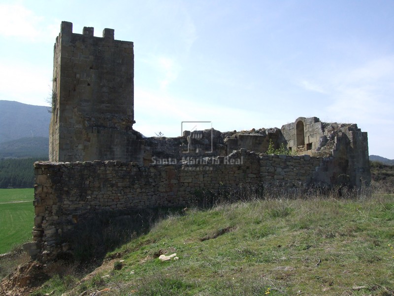 Vista general de la iglesia en ruinas