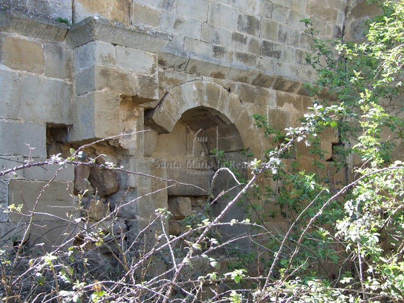 Restos de la portada en el muro sur