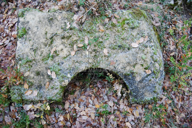 Sillar en el que se dibuja un arco de medio punto