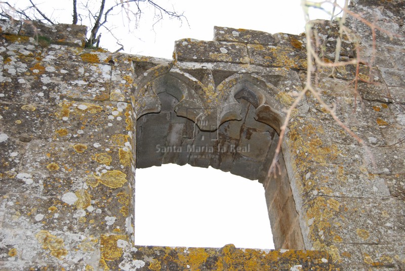 Ventana geminada en el patio de armas