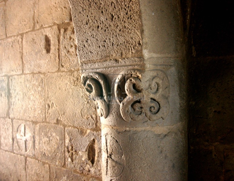 Detalle de una de las columnas del interior del pasadizo