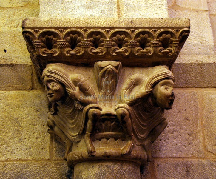 Capitel de la embocadura del ábside en la iglesia baja