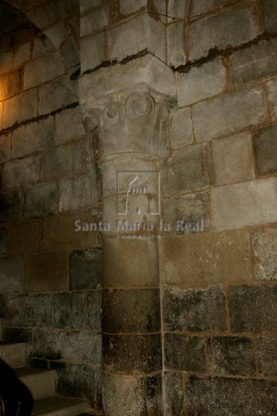 Columnas adosada en la iglesia baja