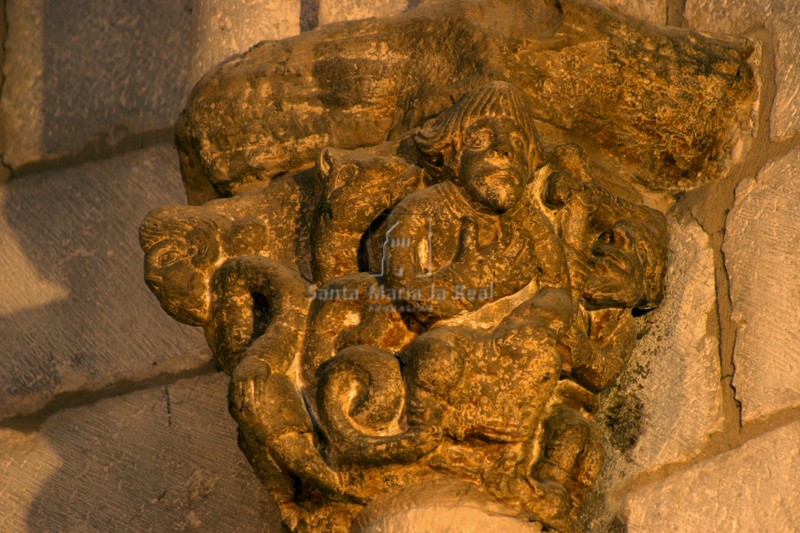 Capitel del ábside de la Epístola, en la iglesia alta