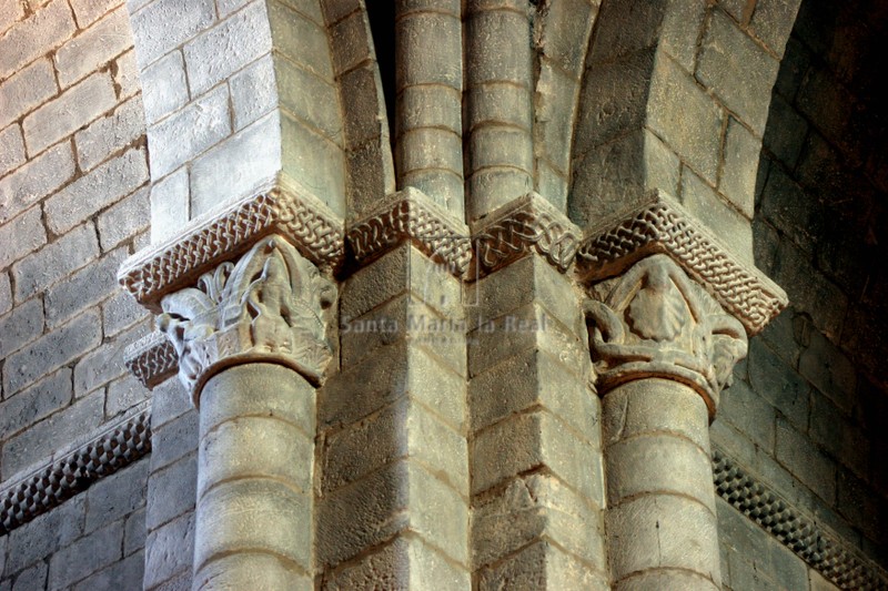 Capiteles de los pilares de la cabecera, en la iglesia alta