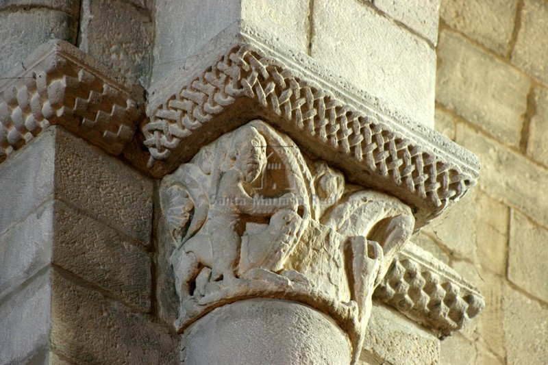 Capitel meridional de los pilares de la cabecera, en la iglesia alta
