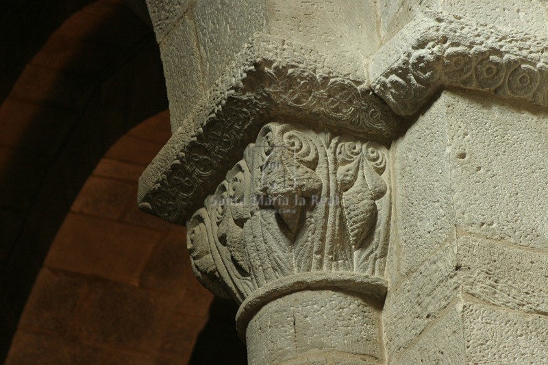 Capitel vegetal de la nave en la iglesia alta Capitel vegetal de la nave en la iglesia alta